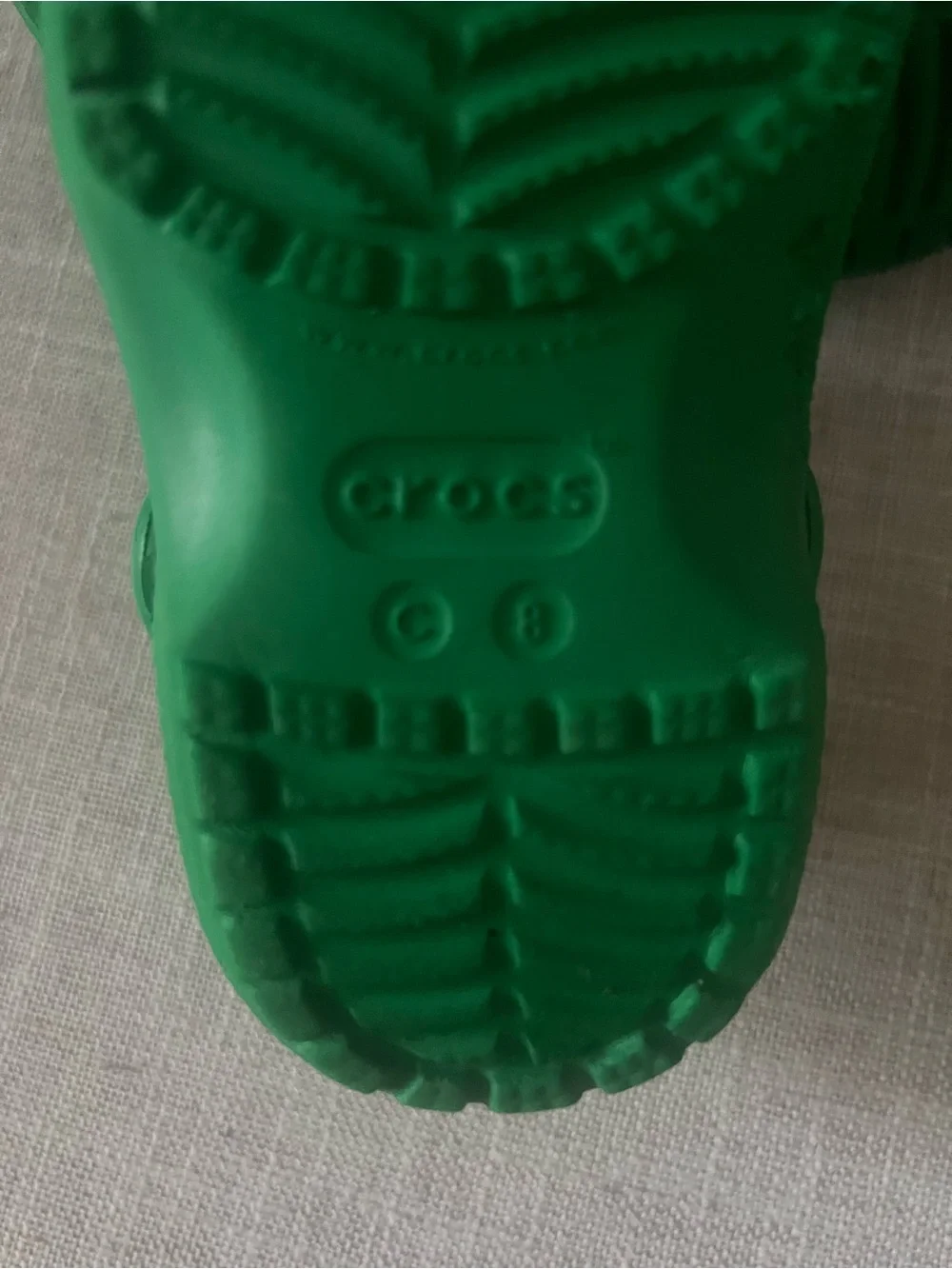 CROCS classic green kids clogs, boys/girls/unisex size 8, outdoors playground